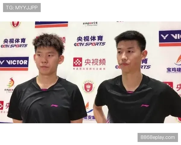 冯彦哲居然这么会享受，赛场上的他跟街头吃货判若两人？